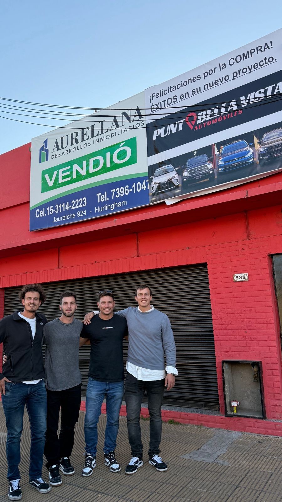 Equipo de Punto Bella Vista frente al local